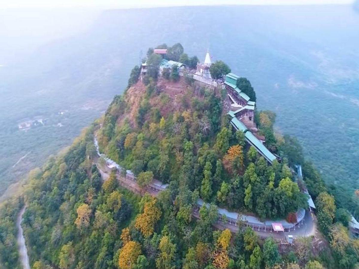 मैहर माता मंदिर कैसे जाएँ? ट्रेन, रोपवे, सीढ़ियाँ और माँ शारदा दर्शन की पूरी यात्रा गाइड